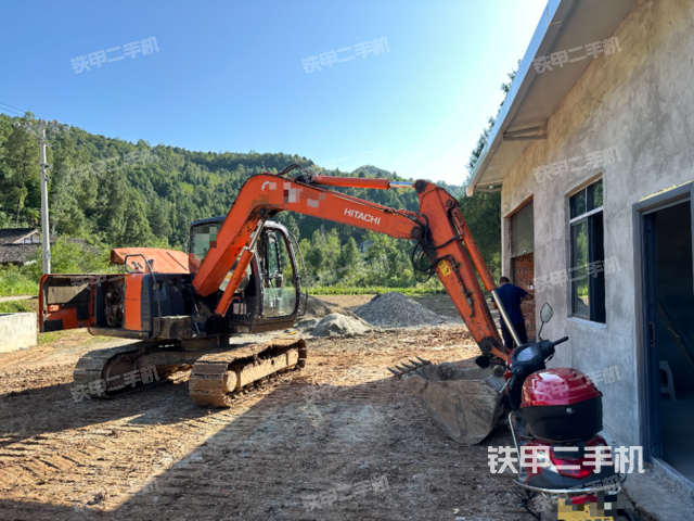 液压泵舱室正面整体（整机外观）