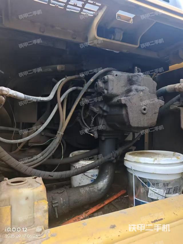 液压泵舱室正面整体（整机外观）