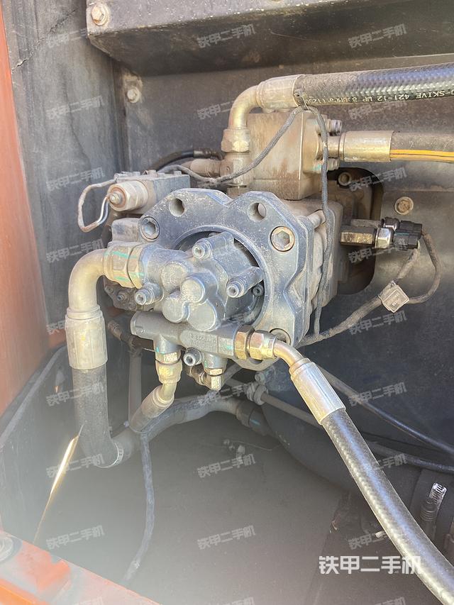 液压泵舱室正面整体（整机外观）