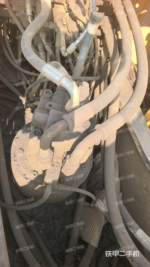 回转马达和主控阀（整机外观）