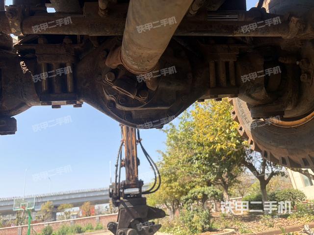 液压泵舱室正面整体（整机外观）