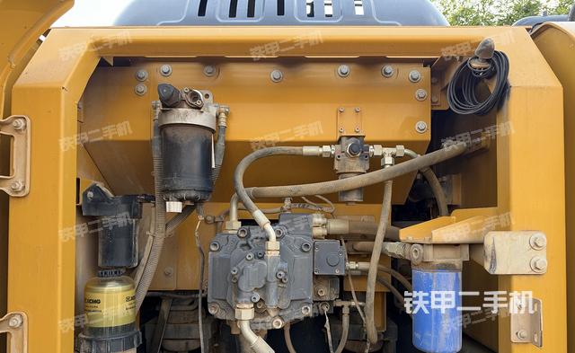 液压泵舱室正面整体（整机外观）