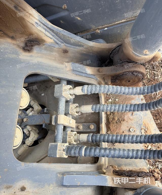 回转马达和主控阀（整机外观）