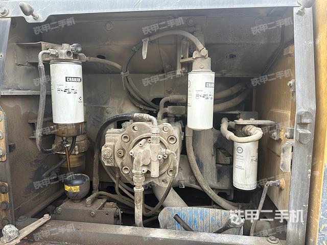 液压泵舱室正面整体（整机外观）