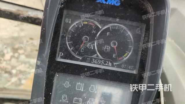 液压泵舱室正面整体（整机外观）