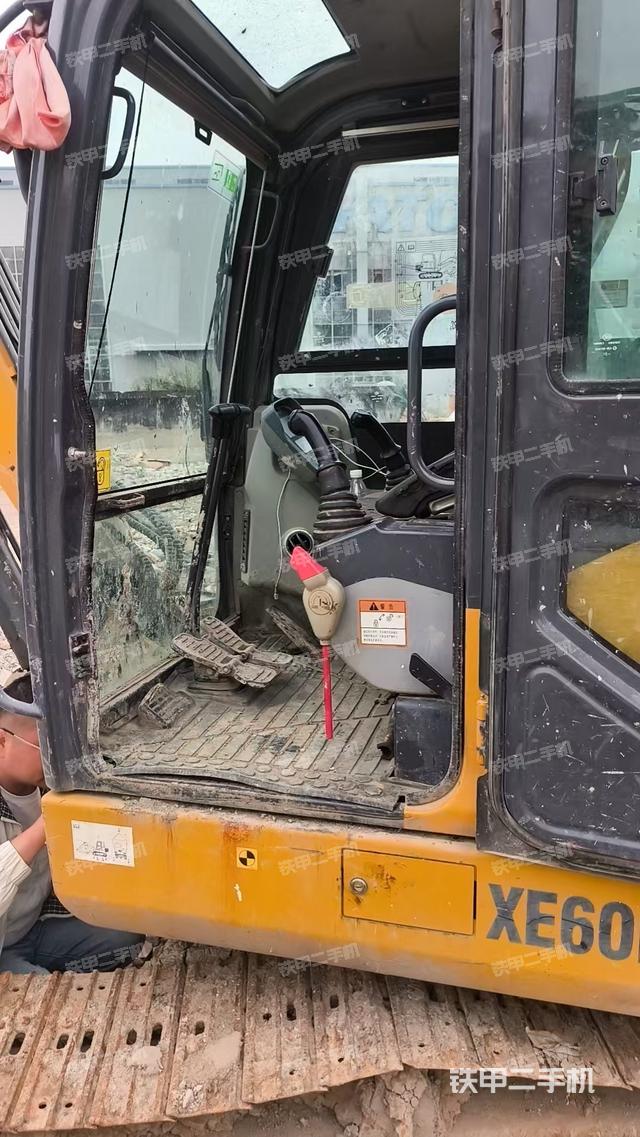 驾驶室整体（整机外观）