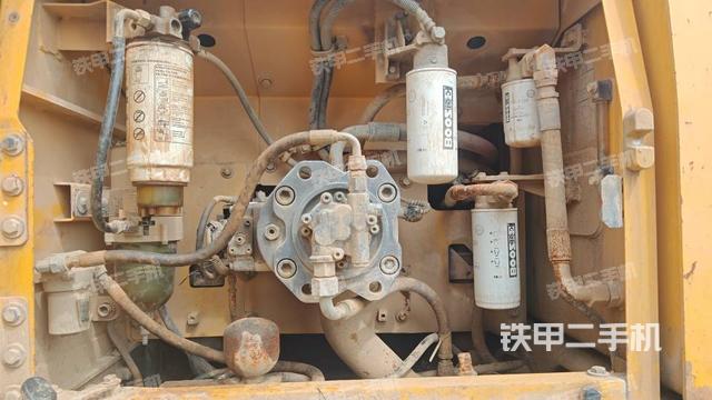 液压泵舱室正面整体（整机外观）