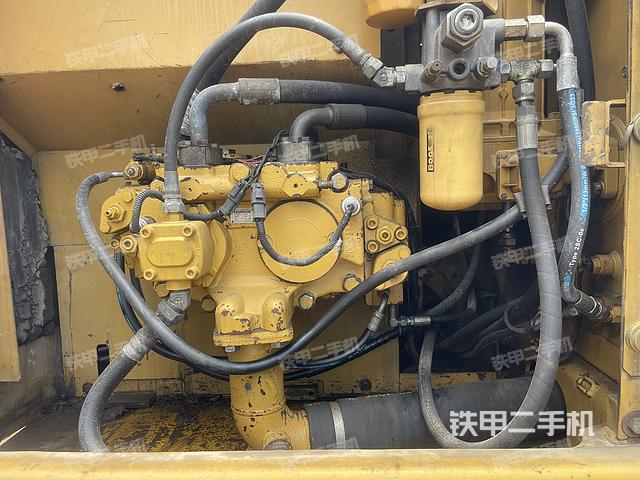 液压泵舱室正面整体（整机外观）