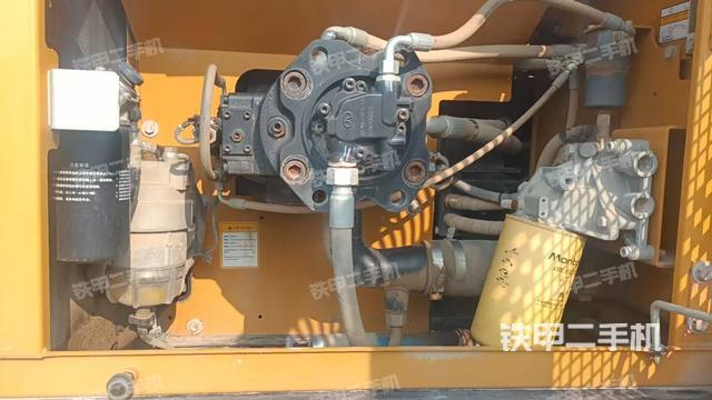 液压泵舱室正面整体（整机外观）